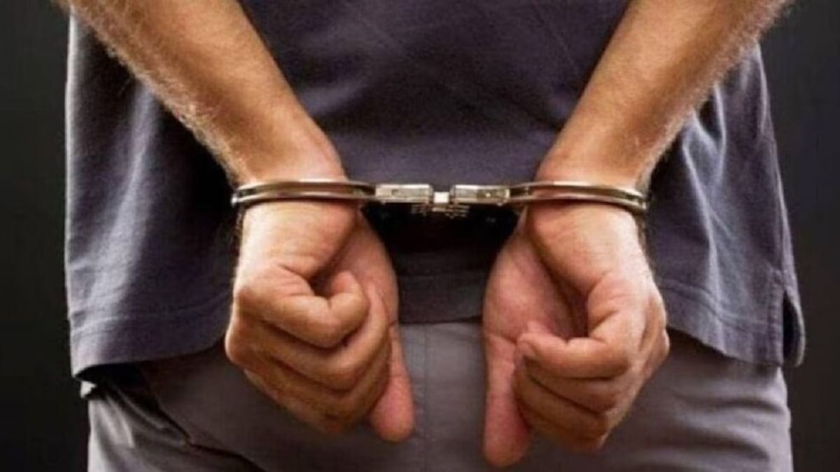 'दोबारा गलती नहीं होगी…' युवक-युवती से बदसलूकी के बाद माफी मांग रहा आरोपी