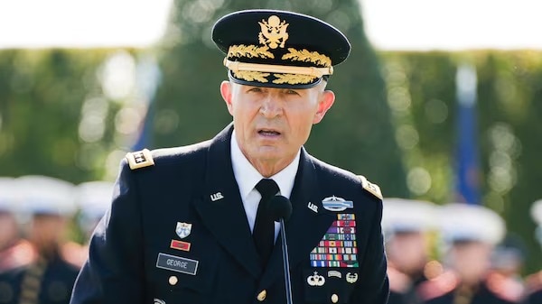अमेरिका ने अपने सेना प्रमुख को किया  'जबरन रिटायर', रक्षा मंत्री का था आदेश