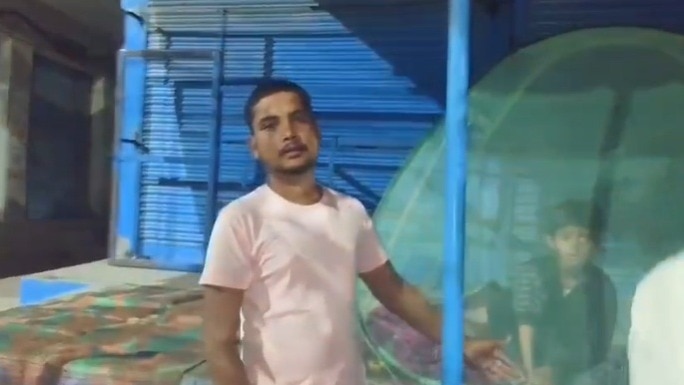 गैस सिलेंडर के लिए एजेंसी के बाहर मच्छरदानी लगाकर सो रहे लोग