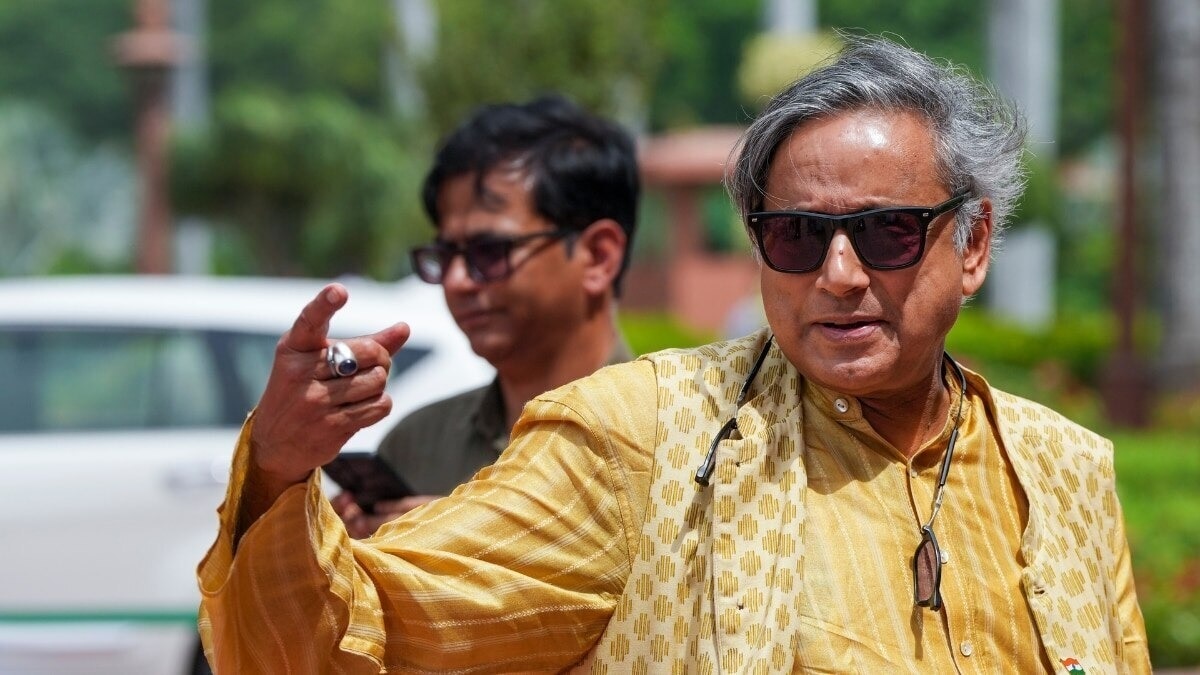 केरल में शशि थरूर के काफिले पर हमला, बीच सड़क पर घेरी गाड़ी, गनमैन को भी पीटा