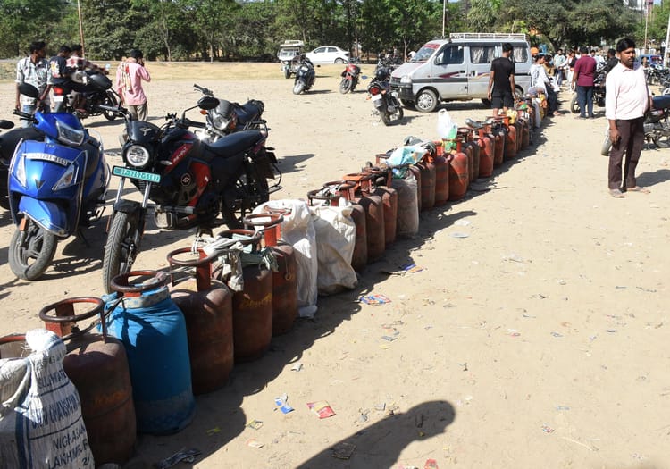 धोखाधड़ी से उड़े होश: 3000 रुपये देकर ब्लैक में लिया सिलिंडर, एक ही दिन में हो गया खत्म; ग्राहक ने किया हंगामा
