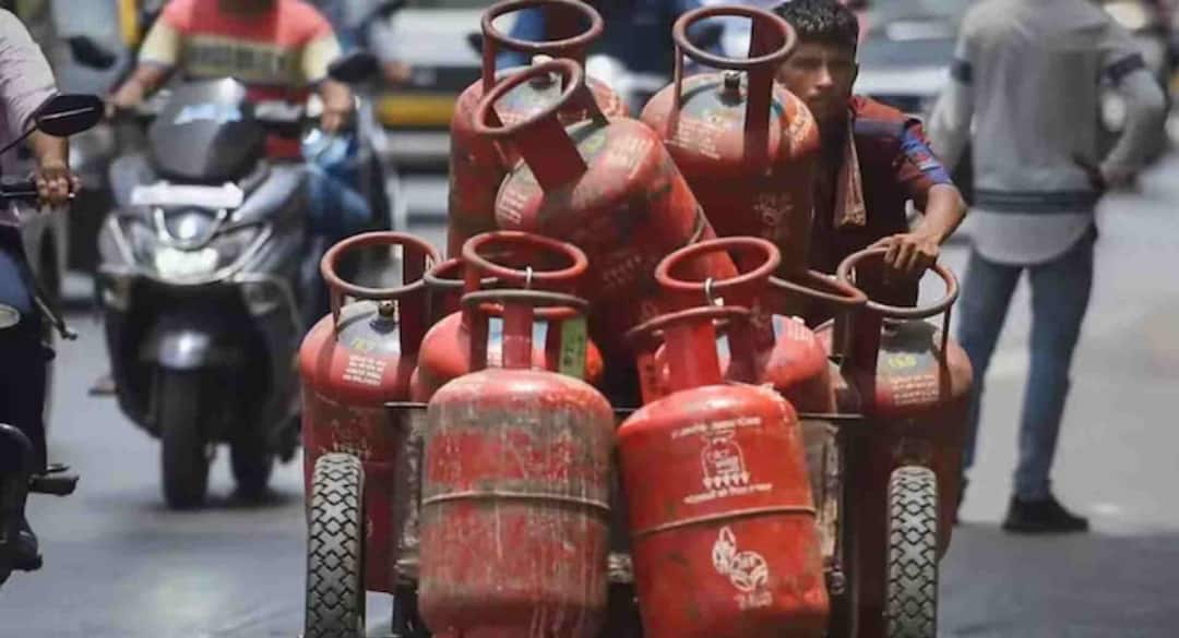 LPG Price Today: आज से 195 रुपए महंगा हो गया कमर्शियल गैस सिलेंडर, अब कितने का मिलेगा, जानें