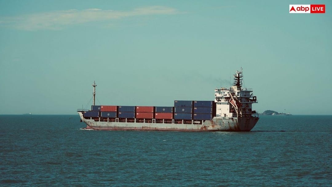 Cargo-Ship-समुद्र-में-अगर