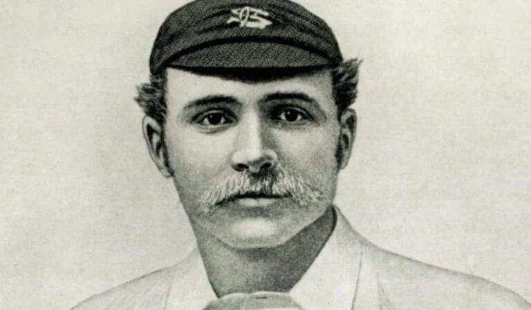 Cricket-Record-7-रन-देकर-लिए-8