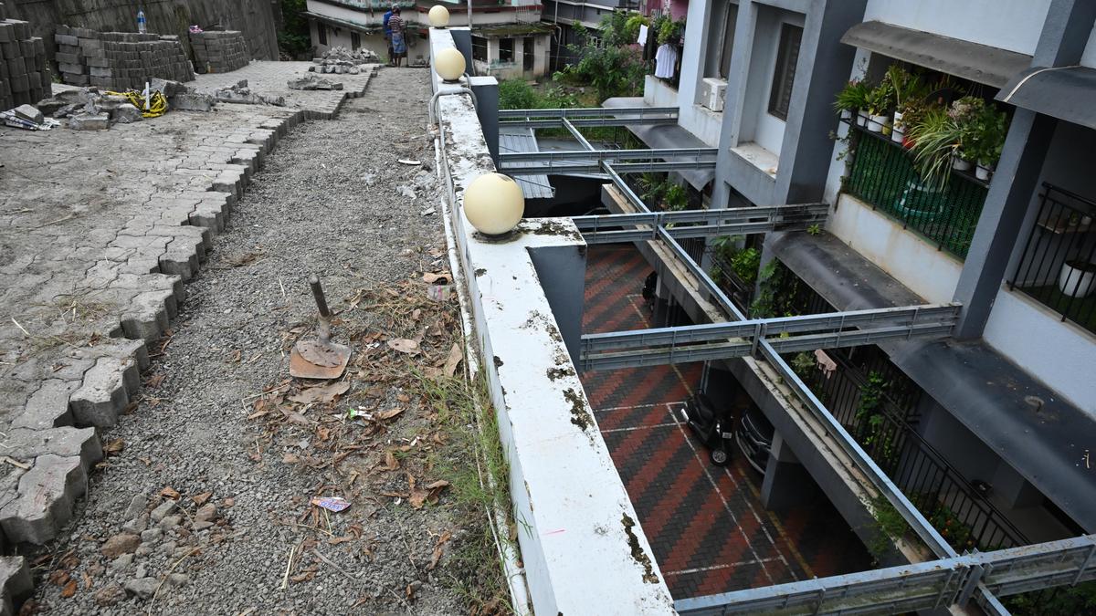 Thrikkakara municipality installing fencing along road after fatal fall of girl triggers protests