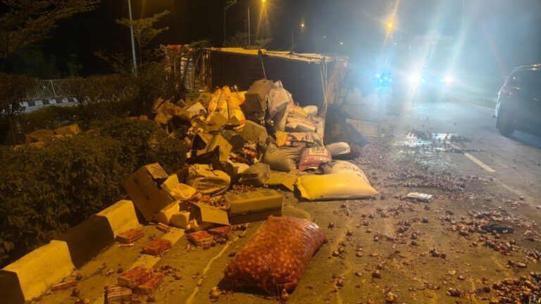 Three killed as lorry rams stranded goods vehicle on NH-163 in Telangana’s Jangaon