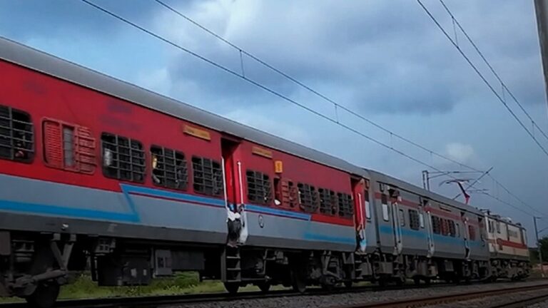 train-ticket-aay-aoeayaaa-aay-aaa