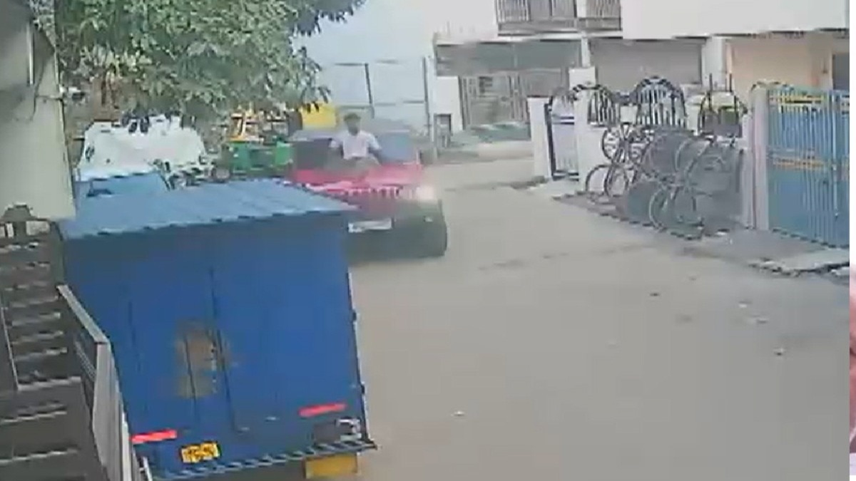 थार-रोकी-बोनट-पर-चढ