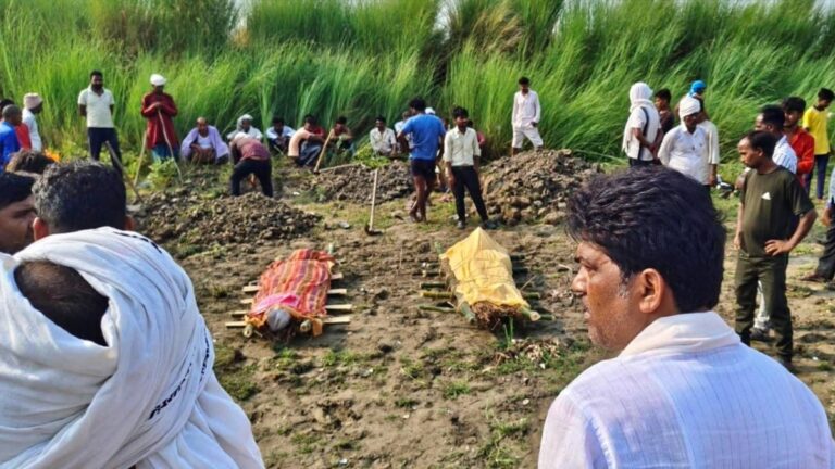 पिता-का-शव-देख-बेटे