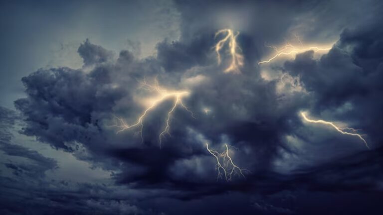 Bathing During Thunderstorms: The Hidden Danger Doctors Warn About