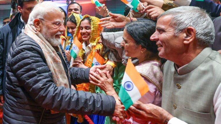 मेलबर्न-पहुंचे-पीए