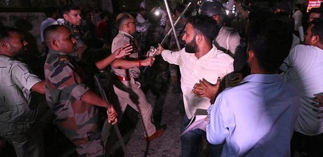 Jharkhand Protesters Attempt to Burn Effigies of Cm Hemant Soren, Rahul Gandhi; Scuffle With…
