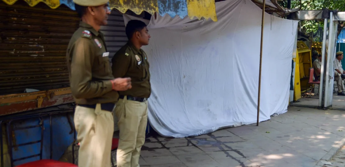 ‘जैसे को तैसा’, पाकिस्तान ने बैरिकेड्स हटाए तो दिल्ली में चला बुलडोजर, पाक हाई कमीशन का सुरक…