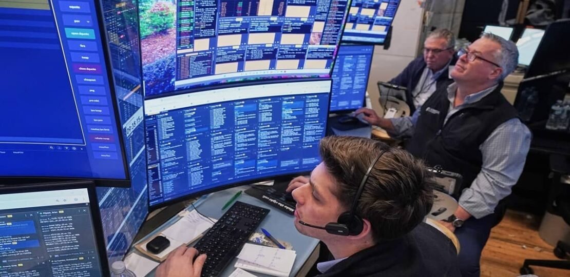 S&p 500 Slips 0.1%, Dow Jones Falls 163 Points, Nasdaq Flat as Wall Street Awaits Retail Data
